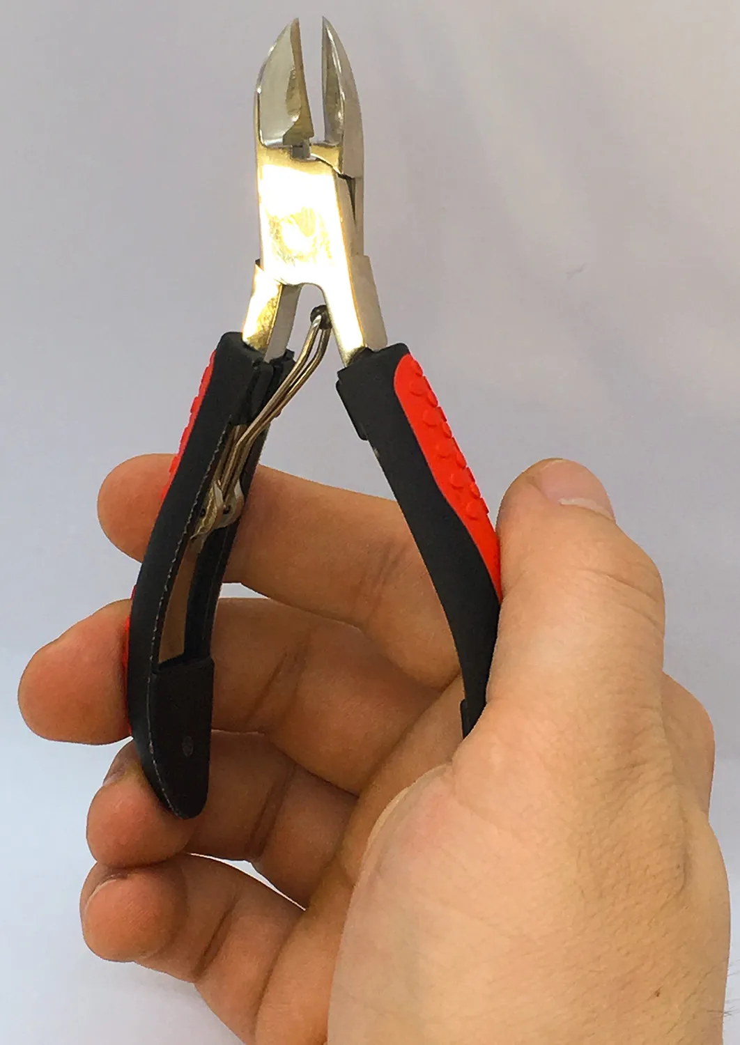 Titania Nagelzange Softtouch 11 cm Schwarz-Rot für Hände